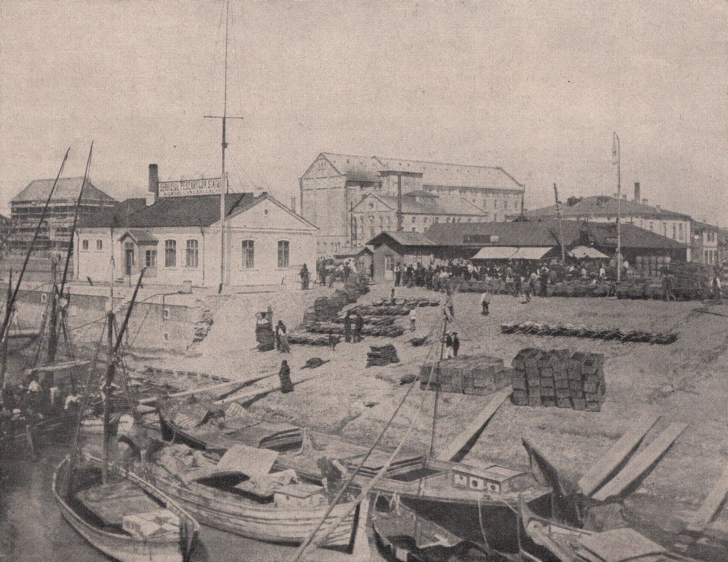 The fish market in Galatz (Galați) on the Danube